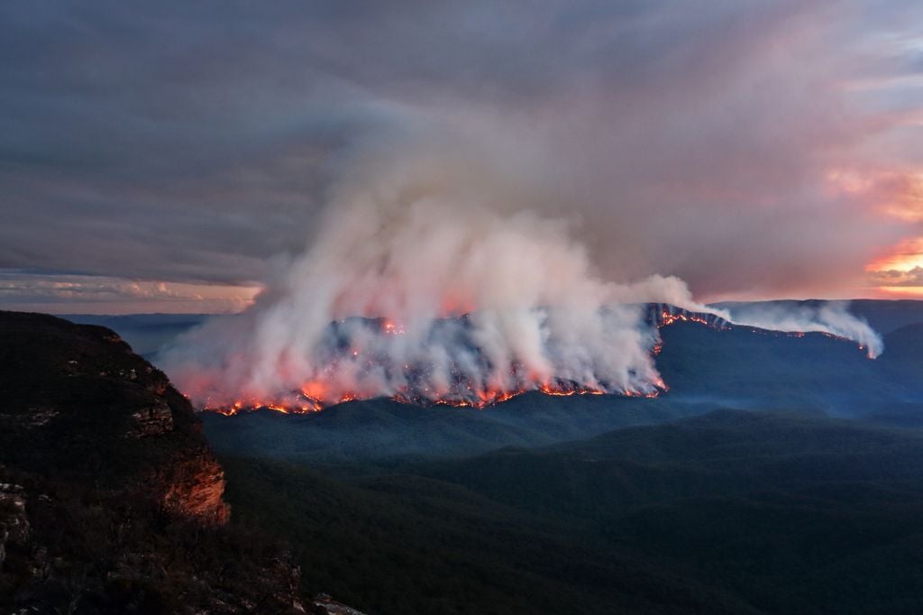 Lotta contro gli incendi in New South Wales, Australia, dove sono in corso oltre cento roghi.