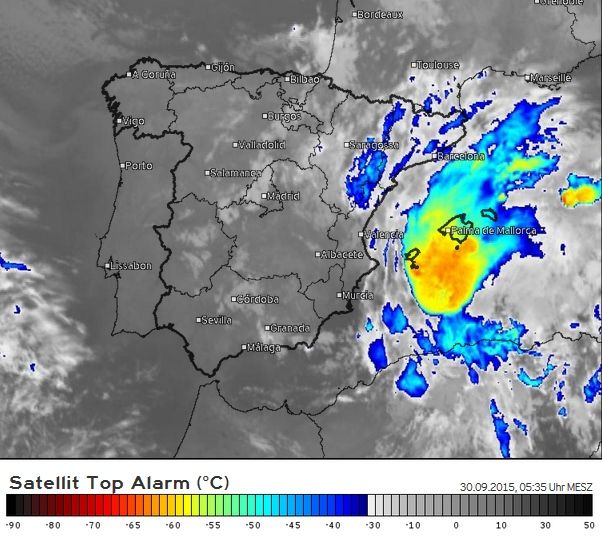 CCM al sur de Baleares. Nótese el gran tamaño si lo comparamos con otra tormenta (de por si grande) al este de Menorca. Imagen realzada para destacar topes fríos de las 05:35 UTC