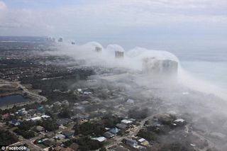 Nubes formadas por edificios en la costa
