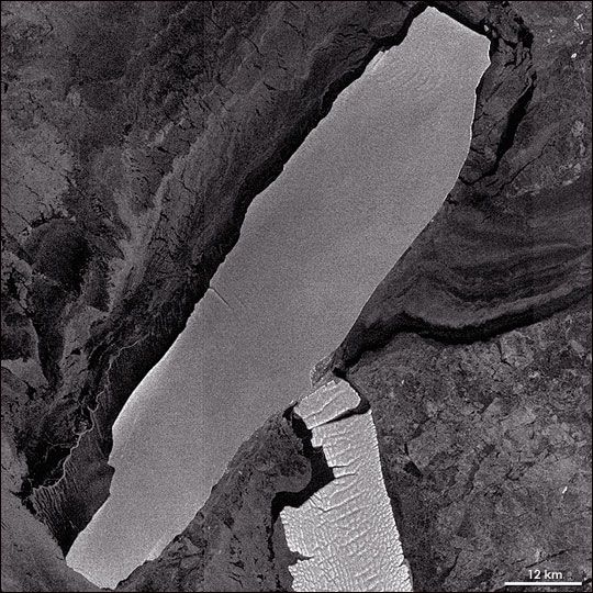 El alargado iceberg B-15A colisiona y rompe parcialmente la lengua de hielo de Drygalski. Foto ESA.