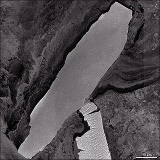 El desplazamiento del iceberg B-15A