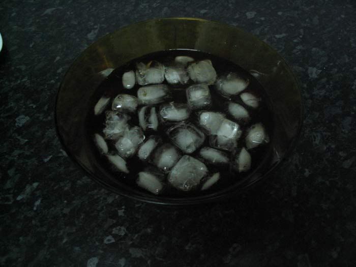 Recipiente-2 con agua fría y cubitos de hielo. Recipiente-2 con agua fría y cubitos de hielo.