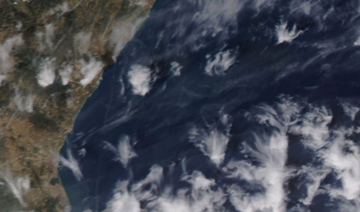 Nubes medias-altas con formas llamativas, vista por MODIS sobre el golfo de Valencia. Foto y crédito NASA.
