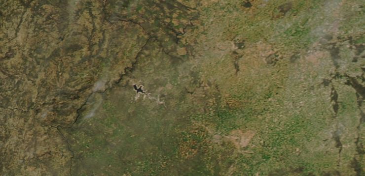 Embalse de Almendra entre las provincias de Zamora y Salamanca. Ver texto para más detalles. Foto de la NASA.