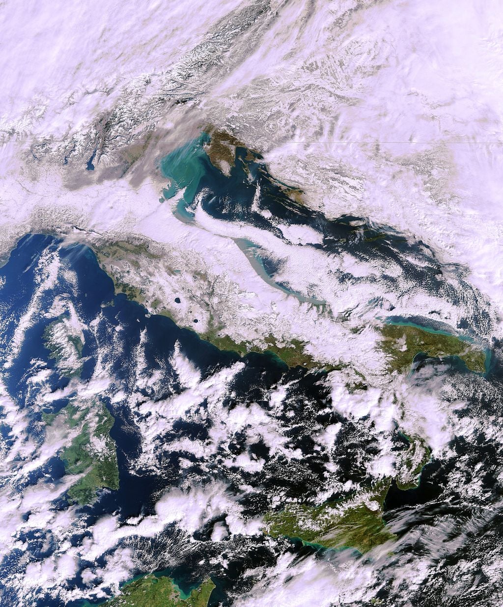 Imagen del día 13 de febrero de 2012 en verdadero color del satélite ENVISAT de la ESA. Pulse en la imagen para ampliar.