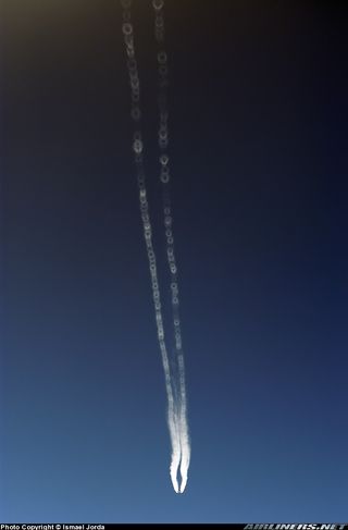 Estela de avión llamativa