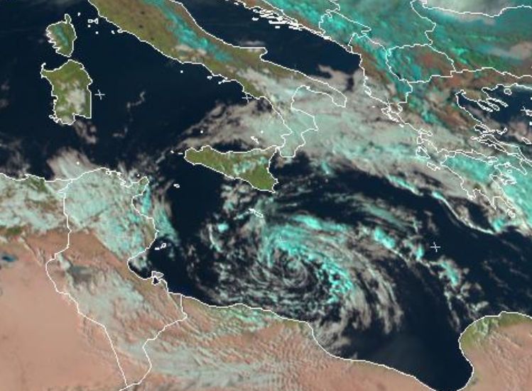Imagen RGB de las 15 UTC del 23 de febrero de 2012. Topes de nubes de cristalitos de hielo en cián. Imagen RGB de las 15 UTC del 23 de febrero de 2012. Topes de nubes de cristalitos de hielo en cián.