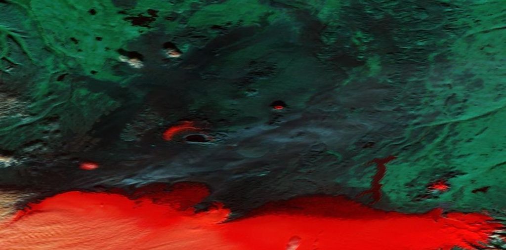 Imagen realzada con nubes altas y nieve en naranja-rojo oscuro, nubes de polvo en azul oscuro.