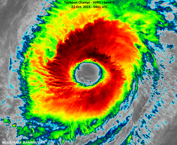 Champi en una imagen IR realzada en el 22 de octubre de 2015 ya como ciclón anular y con un mega ojo.