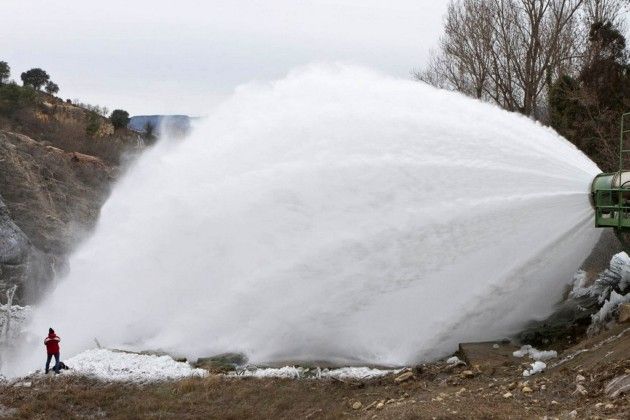 Detalles del hielo formado al lado de "chorro"