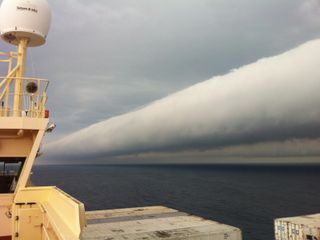 Nube rodillo sobre una zona marítima de Brasil