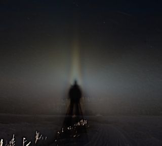 Halo fantasmagórico o pilar de difracción misterioso