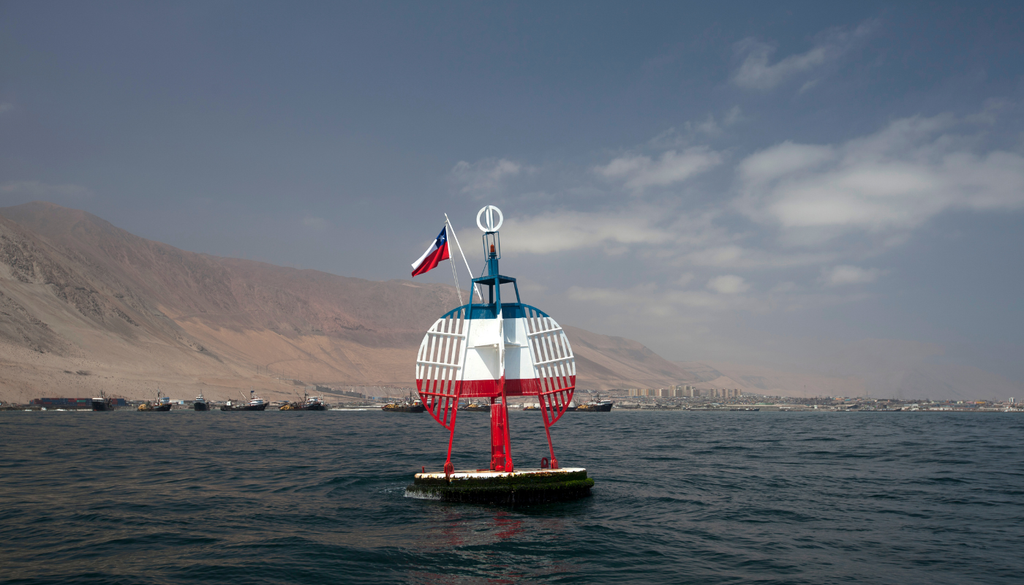 La boya Esmeralda. La boya Esmeralda recuerda el sitio del hundimiento de la corbeta chilena en Iquique, con el desierto costero y el Pacífico como telón de fondo.