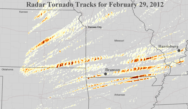 Analizando la velocidad rotatoria de los focos convectivos intensos (el giro de tornados que tiene alta velocidad rotatoria comparada con los focos convectivos circundantes) y la presencia de granizo, los científicos en el Laboratorio Nacional de Tormentas Severas de la NOAA han desarrollado un producto que se aproxima a la trayectoria de los tornados, mostrado aquí para las tormentas del 29 de febrero de 2012. Crédito de la imagen: Laboratorio Ambiental de Visualización de la NOAA.