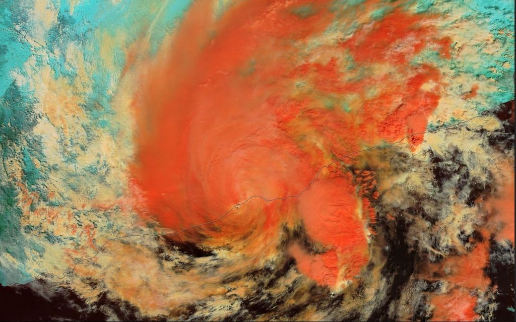 Imagen MODIS- Terra realzada (convección y nubosidad alta en naranja oscuro) de Chapala para el mediodía del 3 de noviembre de 2015. Nótese el pequeño ojo que aún poseía el ciclón.