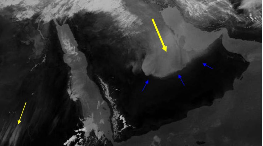 Imagen del METEOSAT 5-7 del canal infrarrojo del 3 de marzo de 2012 a las 12 UTC Imagen del METEOSAT 5-7 del canal infrarrojo del 3 de marzo de 2012 a las 12 UTC. El desierto muy caliente aparece en negro, mientras que el polvo en suspensión más fresco, al elevarse y enfriarse, aparece en gris. La flecha amarilla gruesa indica la dirección de la gran y masiva polvareda. Las flechas azules señalan el frente de tormenta de arena en su progresión hacia el sur. En Sudán aparecen otras tormentas de arena. Fuente: EUMETSAT