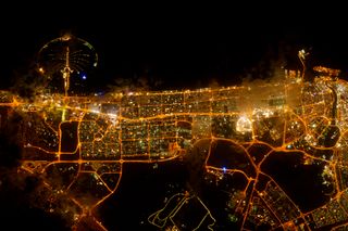 Luces en la noche de la ciudad de ...
