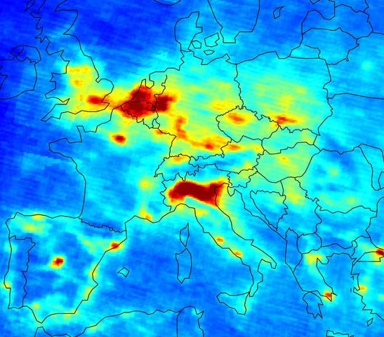 Concentraciones estimadas por satélite de NO2 en escala azul/menos contaminado a rojo/mayor contaminación.