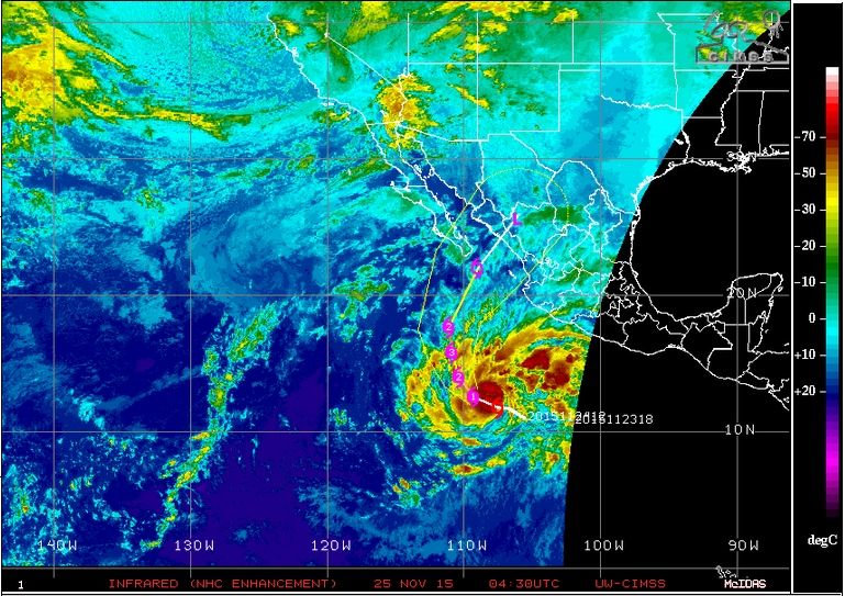 Imagen IR realzada de Sandra el 25 de noviembre de 2015 a las 04:30 UTC, y predicciones de la trayectoria e intensidad del ciclón. Fuente: CIMSS