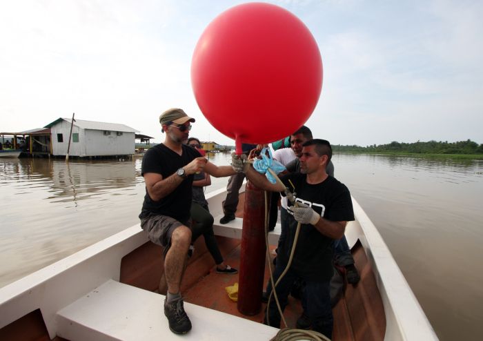 Figura 2.- Lanzamiento de un globo sonda durante la última campaña de observación de los relámpagos del Catatumbo