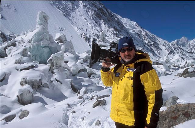 Sebastián Álvaro con la cámara al hombro a los pies del K2, en el año 2004 Sebastián Álvaro con la cámara al hombro a los pies del K2, en el año 2004