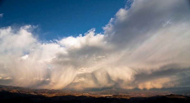 Virgas de nieve en la cuenca de Tremp