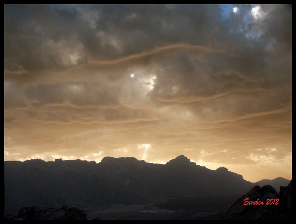 Ondas en la base de las nubes