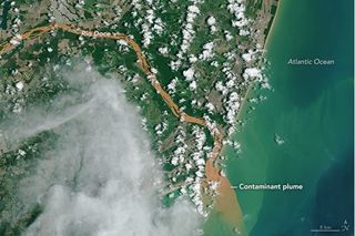 Las aguas contaminadas del Rio Doce fluyen hacia el Atlántico