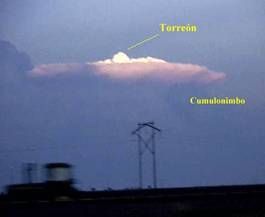 Nube de gran desarrollo vertical se observa desde lejos Nube de gran desarrollo vertical se observa desde lejos
