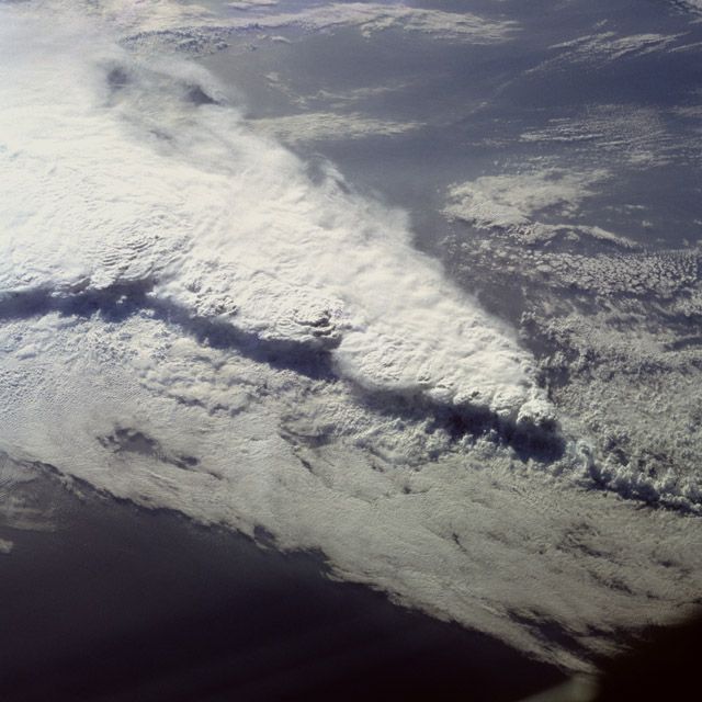Torreones convectivos asociados a diferentes estructuras vistas desde el espacio usando el canal VIS. Fuente NASA y NOAA Torreones convectivos asociados a diferentes estructuras vistas desde el espacio usando el canal VIS. Fuente NASA y NOAA