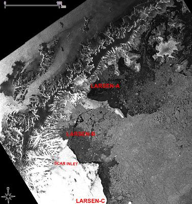 Barrera de hielo Larsen La barrera de hielo Larsen está compuesta por tres secciones – Larsen A (la más pequeña), B y C (la mayor) – que se extienden de norte a sur a lo largo del litoral oriental de la península Antártica.
