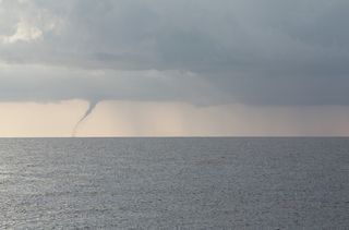 Un tornado en Dallas elevando trailers de 13.000 Kg