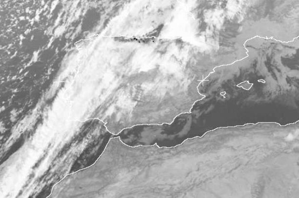 Imágenes de satélite del Meteosat en los canales 3.9 um donde los puntos negros son las zonas activas de incendios para los días 19 y 20 de diciembre.