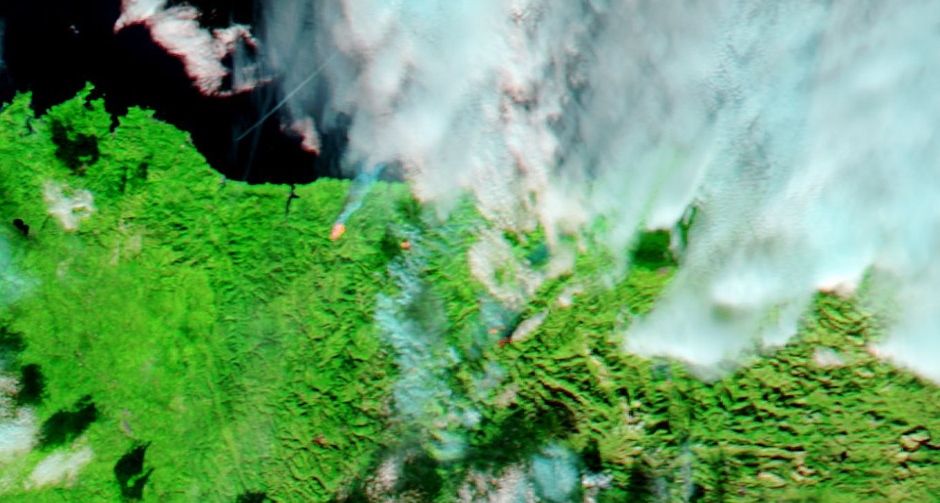Imagen MODIS realzada del satélite Terra donde se observan las zonas activas de incendios (naranja) y marrones, zonas quemadas, junto a los penachos de humos. Satélite Terra de la NASA del 19 de diciembre de 2015 sobre el mediodía