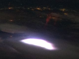 Una tierra oscura con un sprite rojo