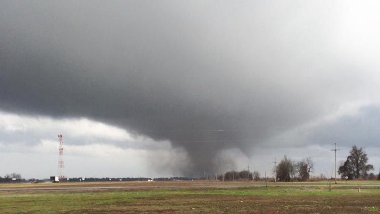 Un tornado al este de Shack Up Inn en Clarksdale, Mississippi, el 23 de diciembre de 2015. Probablemente este tornado estuvo tocando tierra durante 150 millas (trayectoria muy larga para un tornado en diciembre). Imagen de Guy Malvezzi.