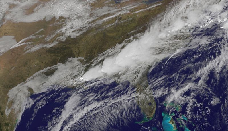Línea de tormentas organizadas desde el sur de Louisiana hasta la mitad de la costa Atlántica a las 1630Z (11:30 am EST) el 24 de diciembre de 2015. Imagen de NOAA-NASA GOES Project.