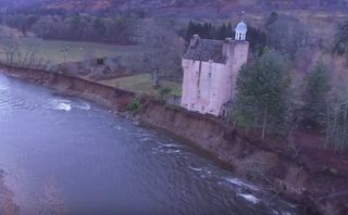 Las inundaciones dejan a un castillo precariamente al borde del río
