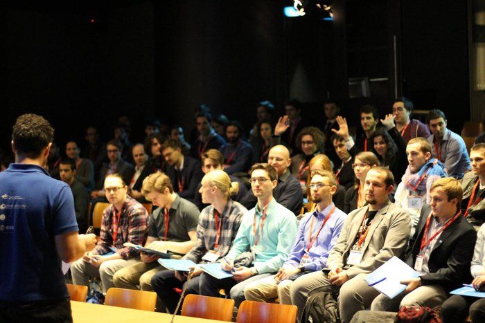 Estudiantes en una conferencia de expertos.