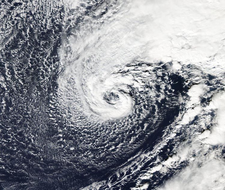 Imagen de satélite del sensor MODIS del sistema de baja presión al este de las Bermudas que generaba vientos con fuerza de huracán en la tarde del 10 de enero de 2016. NASA.