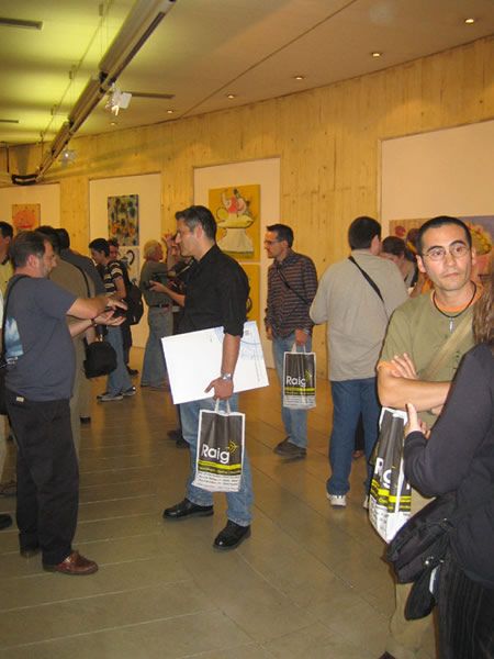 El diario Levante ofreció sus cómodas salas para las conferencias del VI ENAM. Las charlas seguían fuera de la sala de conferencias.