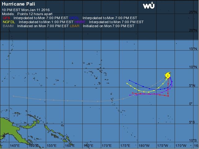 Imagen IR de satélite de Pali del 12 de enero de 2016 de las 02:30 UTC y trayectorias previstas. La intensidad del sistema era de huracán de categoría 1. Fuente: CIMSS y WU.