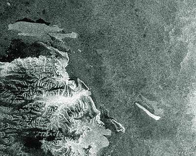 Foto 2.- Ruptura del iceberg B-15A visto por el Envisat Piezas individuales del B-15A se mueven en dirección norte por las corrientes desde el cabo Adare. Imagen de 3 de noviembre de 2005 visto por el Envisat. Uno de ellos tiene forma de cuchillo, es el B-15K, al fondo a la derecha, separándose del resto por las corrientes. Crédito ESA.