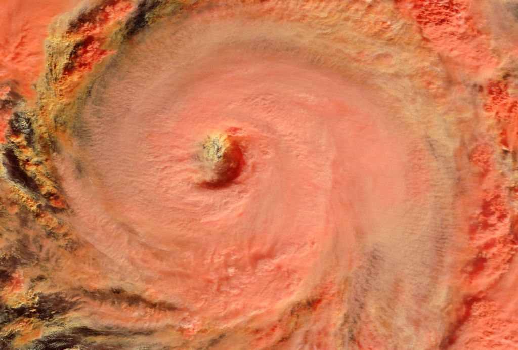 Detalle del ojo de Alex según imagen realzada MODIS del 14 de enero de 2016: nubes bajas en blanco, altas y convectivas en naranja