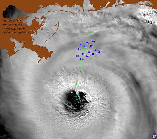EL ojo del huracán Iván El ojo del huracán Iván se observa claramente al SW de Louisiana. Los sensores del NRL SEED (puntos azules 1-14) fueron colocados según la figura superior. Todos poseían perfiladores acústicos Doppler y otros eran medidores de mareas, La trayectoria del centro del Iván durante el 15 de septiembre están en puntos verdes.
