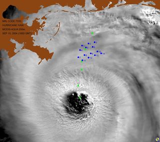 Olas gigantescas en las cercanías del ojo del huracán
