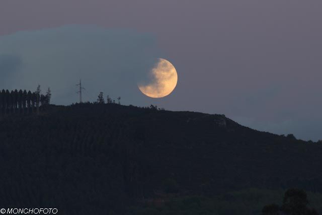 Monchofoto por Compostela a las 21:40 Monchofoto Por Compostela a las 21:40, direccion E/SE, y despues de juguetear un poco con una nubecilla nuestra amiga la luna se dignó a salir, no sin antes, como de si una actriz se tratase asomase parte de ella para ver si alguien la contemplaba. Aquí os dejos unas fotillos que espero que os gusten.