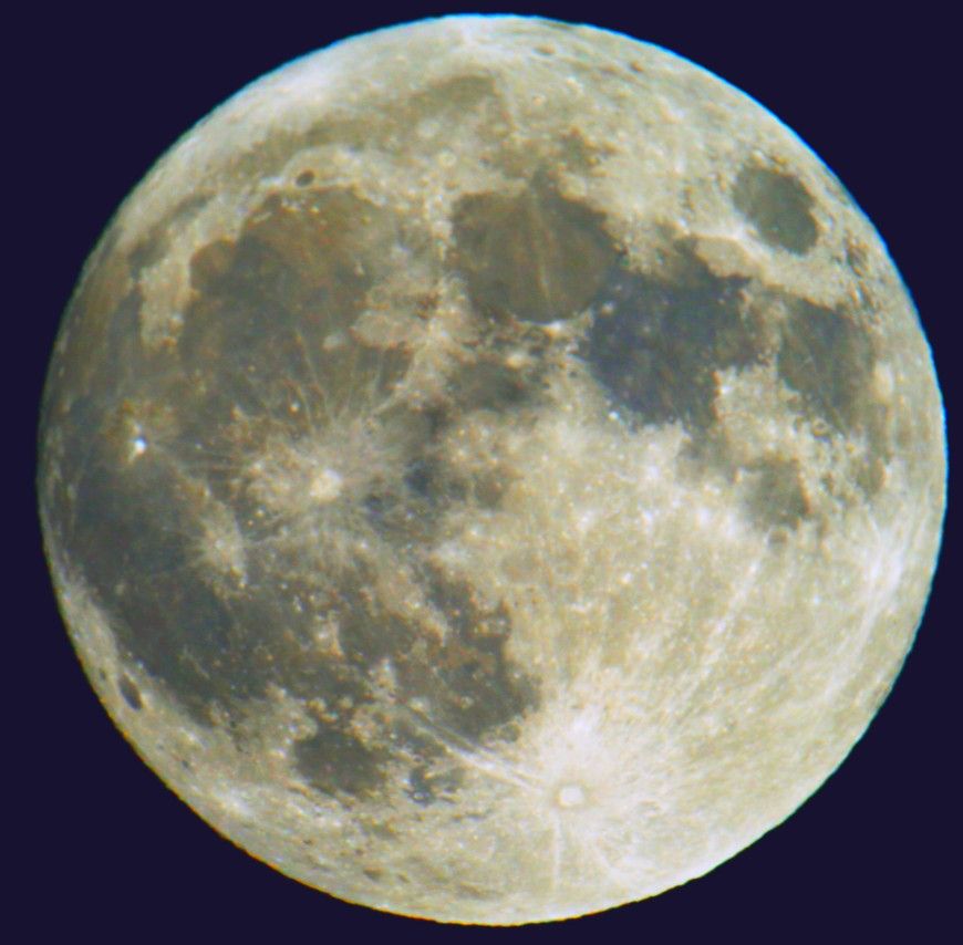 PolVen PolVen Aunque no se asomó la luna por el horizonte, tapada por las nubes, en un momento que éstas se despistaron, pude disparar unas fotos. Diez minutos después todo cubierto.