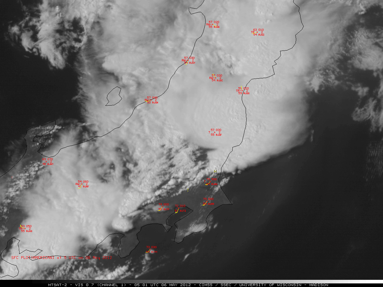 Imagen del satélite MTSAT-2 en el canal visible 0.7 µm + datos de superficie + lugares donde se reportó el tornado y granizos