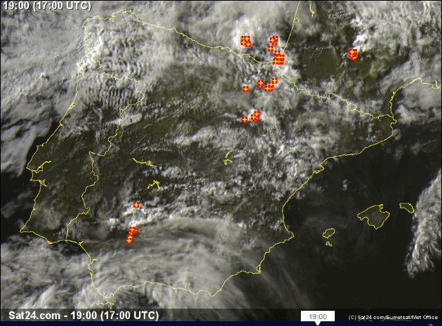 Imagen visible de las 17 UTC junto a últimos rayos detectados. La ubicación de los rayos en el flanco sur de la estructura nubosa es muy llamativa. Fuente: sat24.com